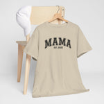 Beige T-shirt met opdruk “MAMA” en “EST. 2022”, opgehangen