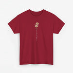 Rood T-shirt met margrietbloem en slingernaam op de borst