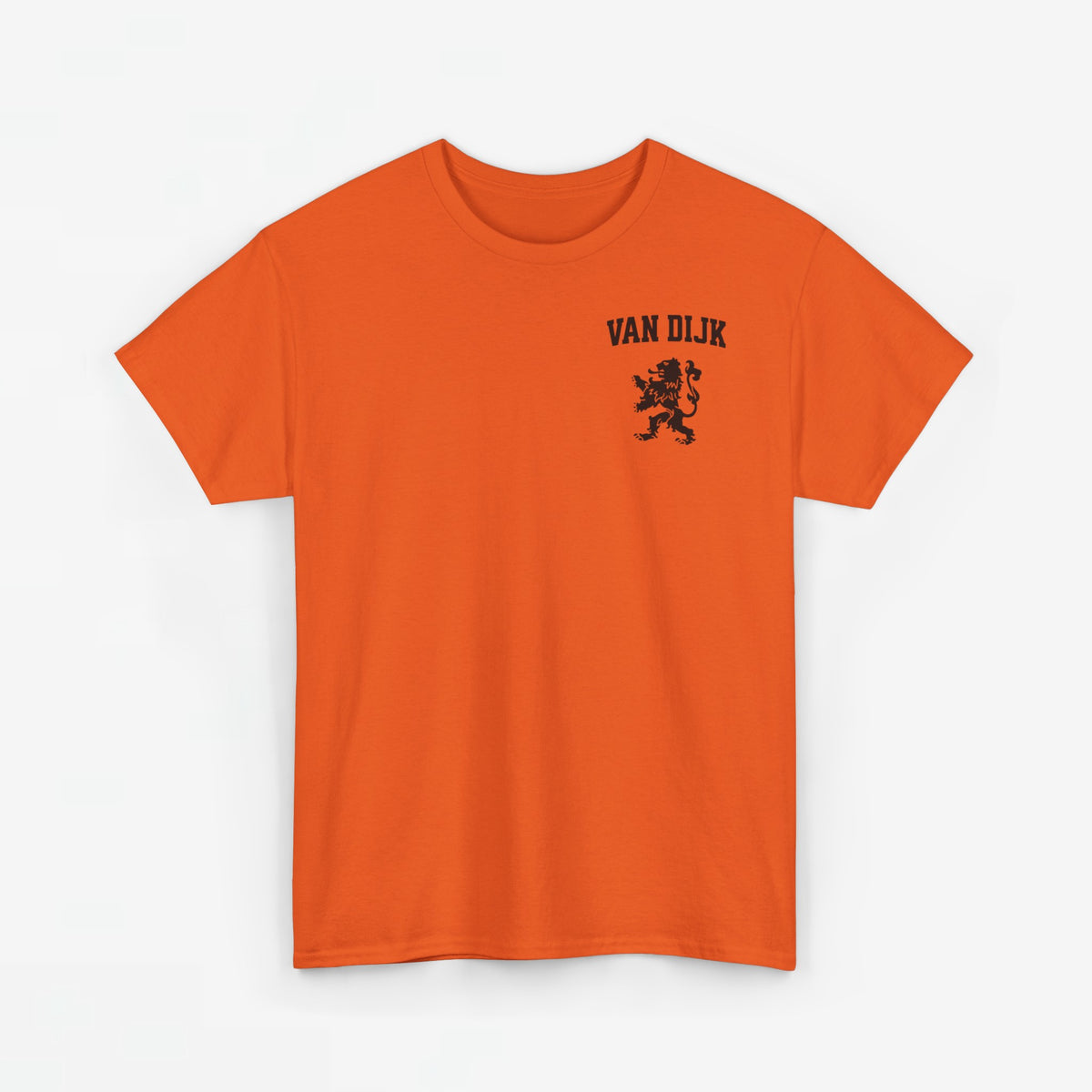 Oranje T-shirt met zwarte Leeuw-embleem en tekst op borst