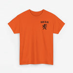 Oranje T-shirt met zwarte Leeuw-embleem en tekst op borst