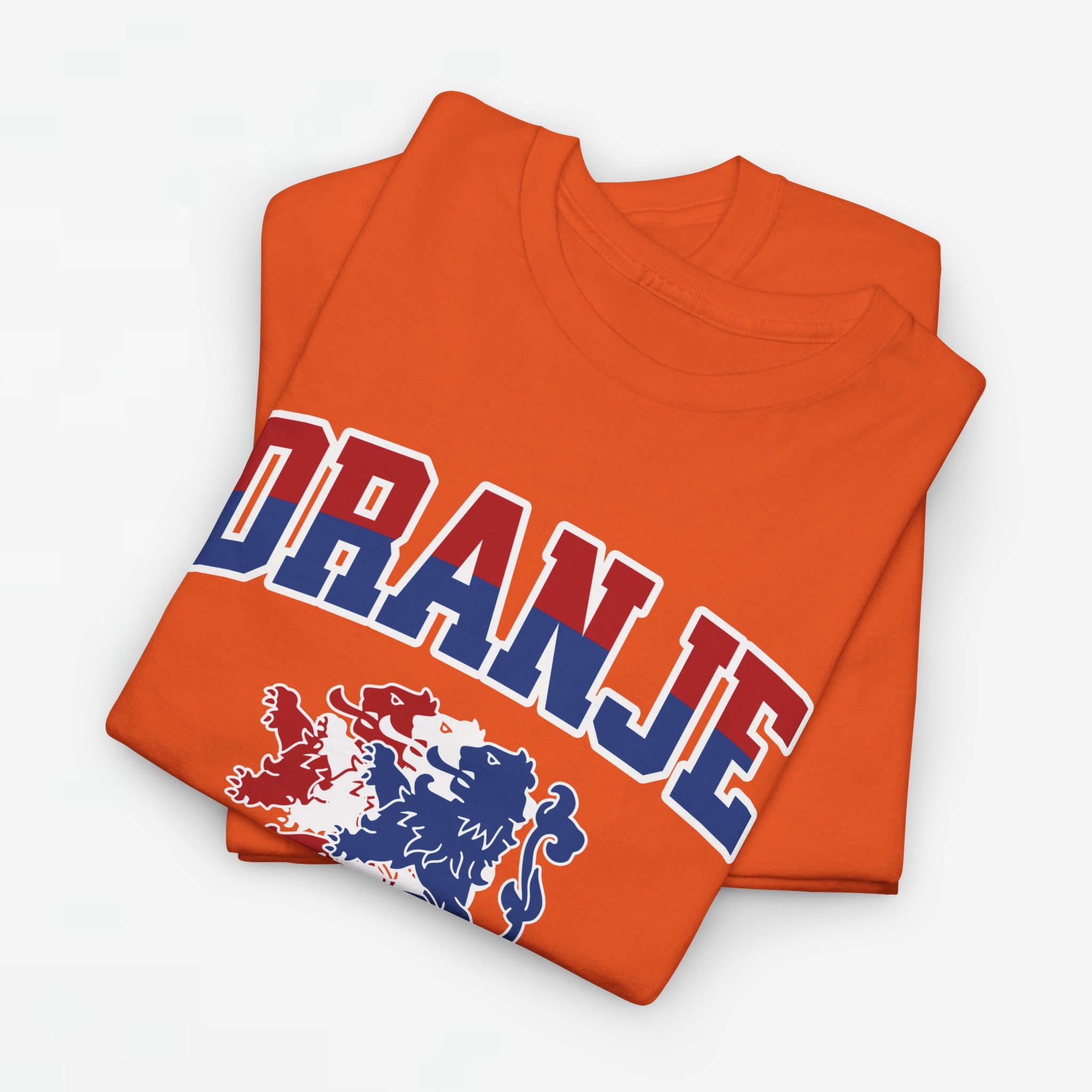 Oranje T-shirt voor EK, WK en Koningsdag - Personaliseer met Naam & Rugnummer - ORANJE met Leeuw (rode en blauwe tekst)