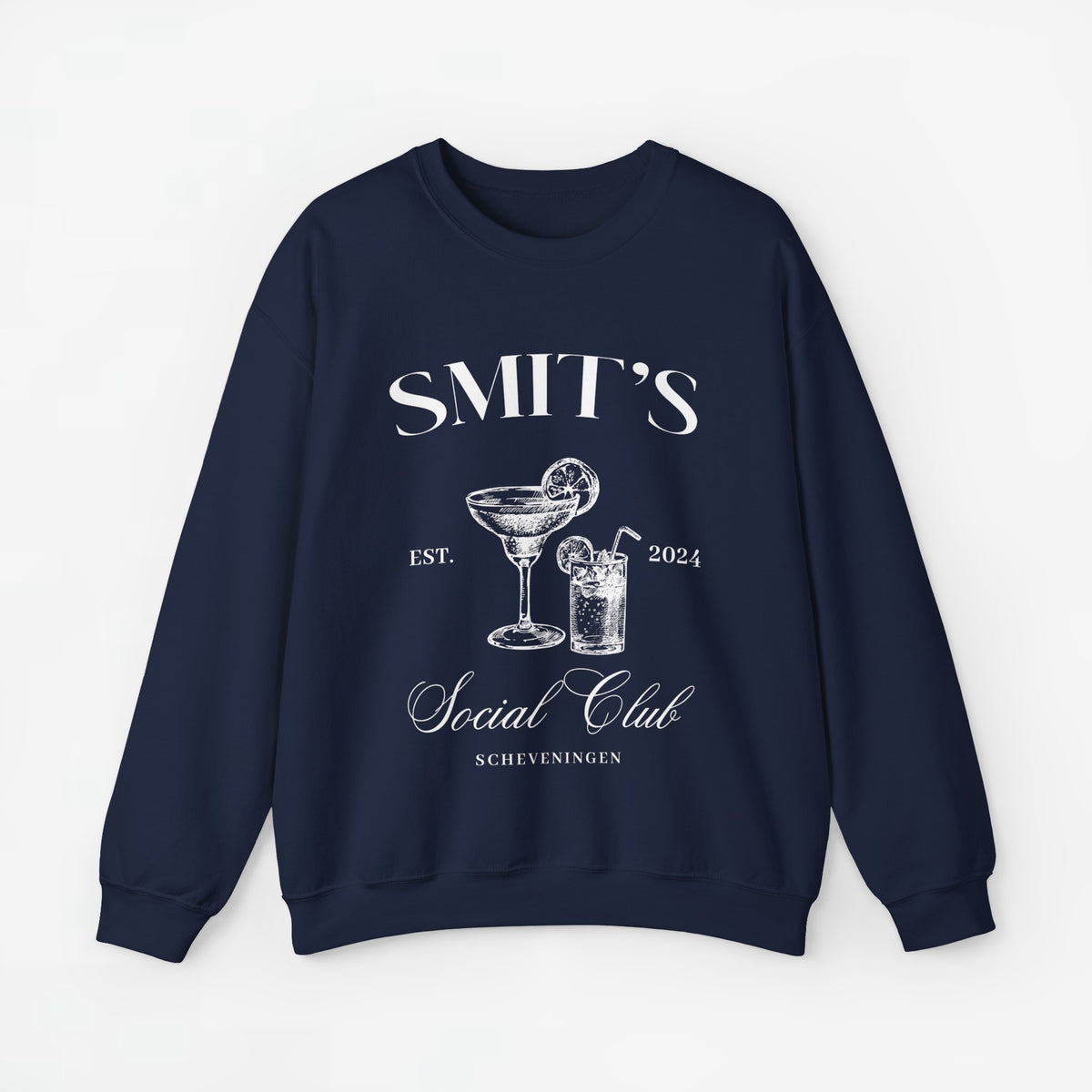 Marineblauwe sweater met ronde hals en witte opdruk met mokken en tekst "Social Club"