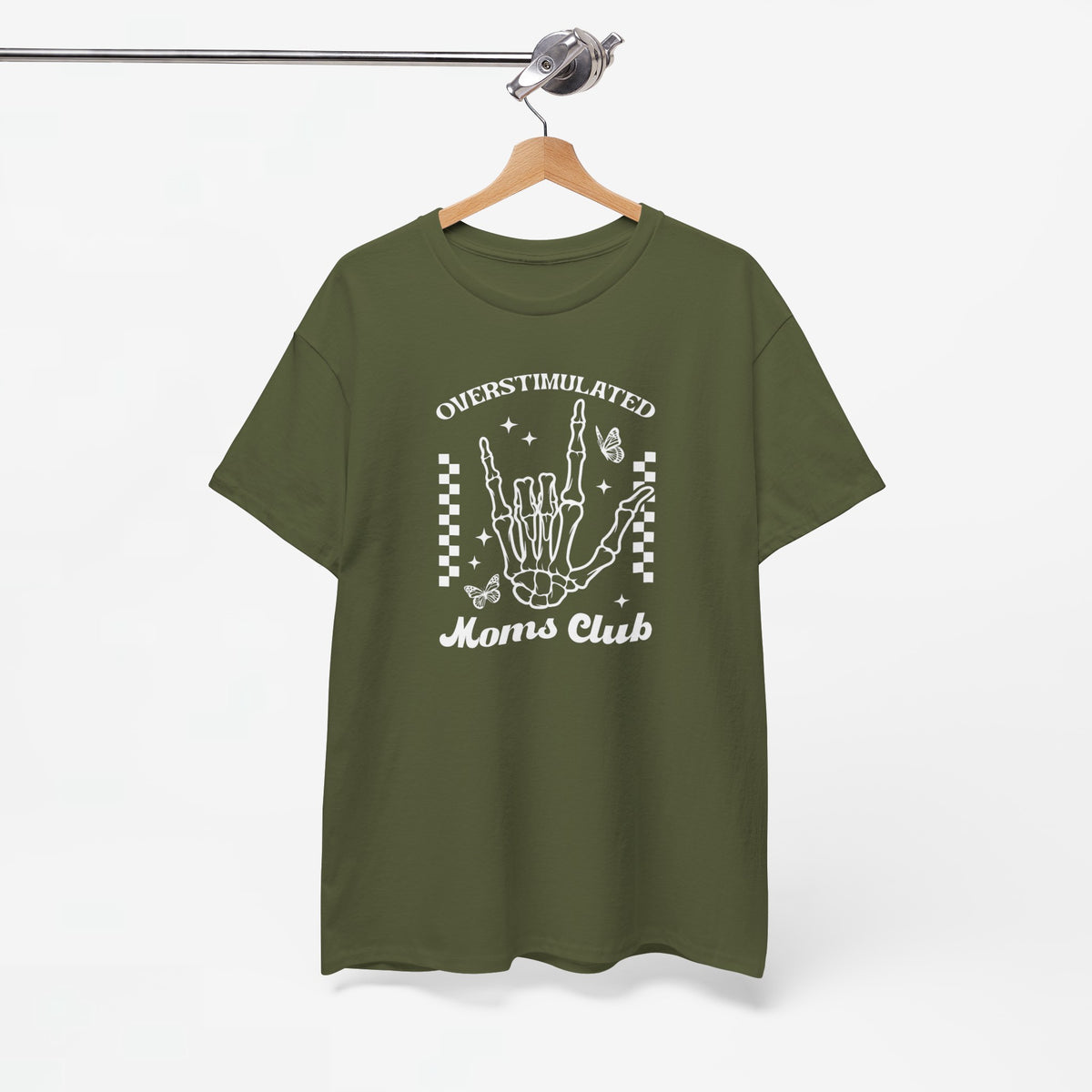 Militairgroen T-shirt aan kledinghanger met witte opdruk “OVERSTIMULATED Moms Club”