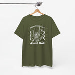 Militairgroen T-shirt aan kledinghanger met witte opdruk “OVERSTIMULATED Moms Club”