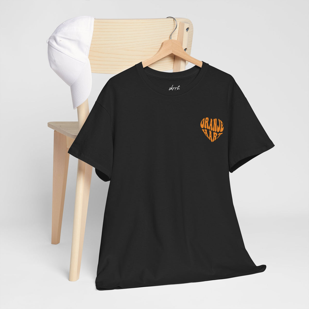 Zwart heren T-shirt op kleerhanger met kleine oranje borstprint