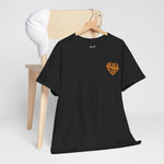 Oversized Koningsdag T-shirt voor dames, zwarte stof met klein oranje borstlogo op hanger.