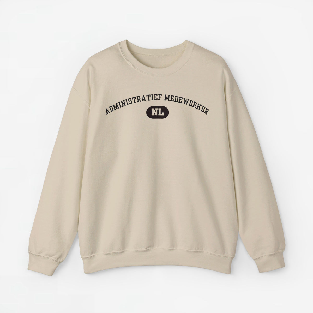 Beige trui met ronde hals en borstprint “ADMINISTRATIEF MEDEWERKER” met “NL”