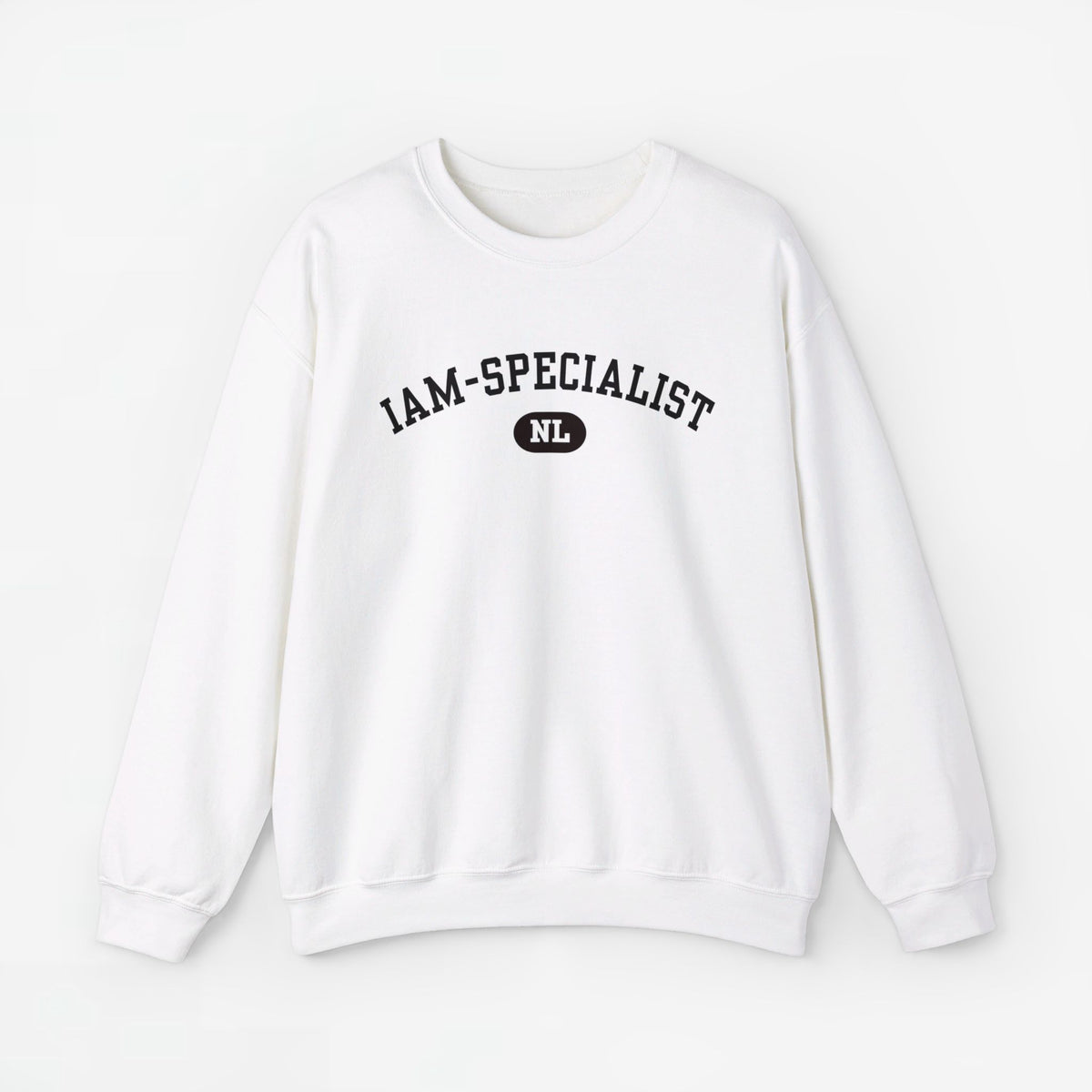 Witte sweater met lange mouwen en borstprint 'IAM-SPECIALIST' met NL-badge