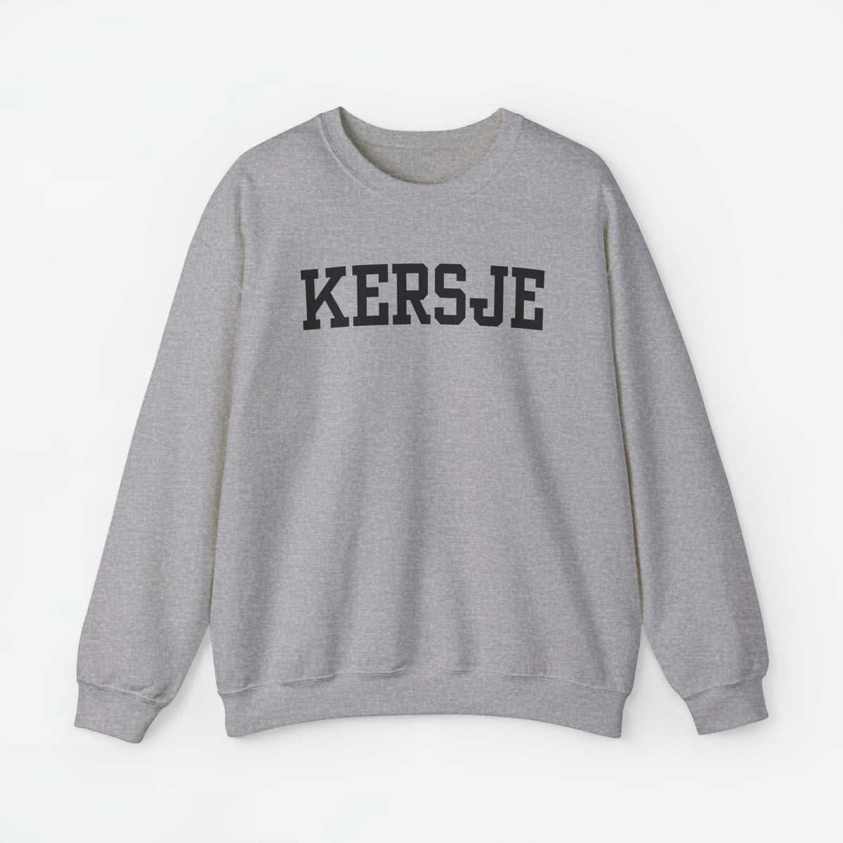Lichtgrijze trui met 'KERSJE' print op de borst.