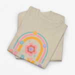 Zandkleurige oversized T-shirt met regenboogprint en bloemdecoratie op de borst