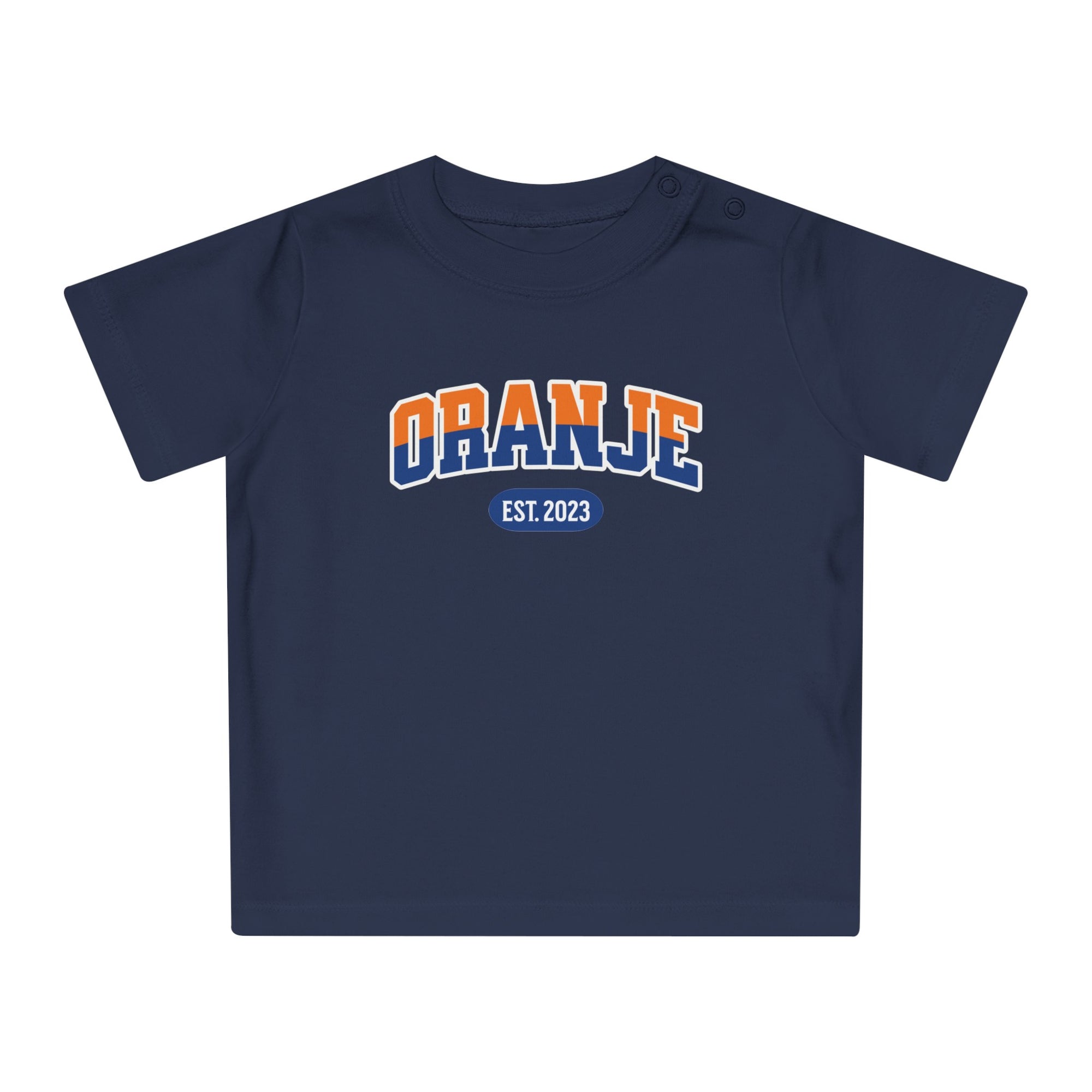 Baby T-shirt voor EK, WK en Koningsdag - Personaliseer met EST Jaar  - ORANJE - oranje en blauwe tekst (Voorkant)