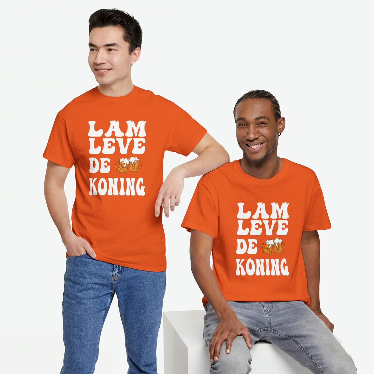 Oranje T-shirt met witte voorprint 'LAM LEVE DE KONING'.