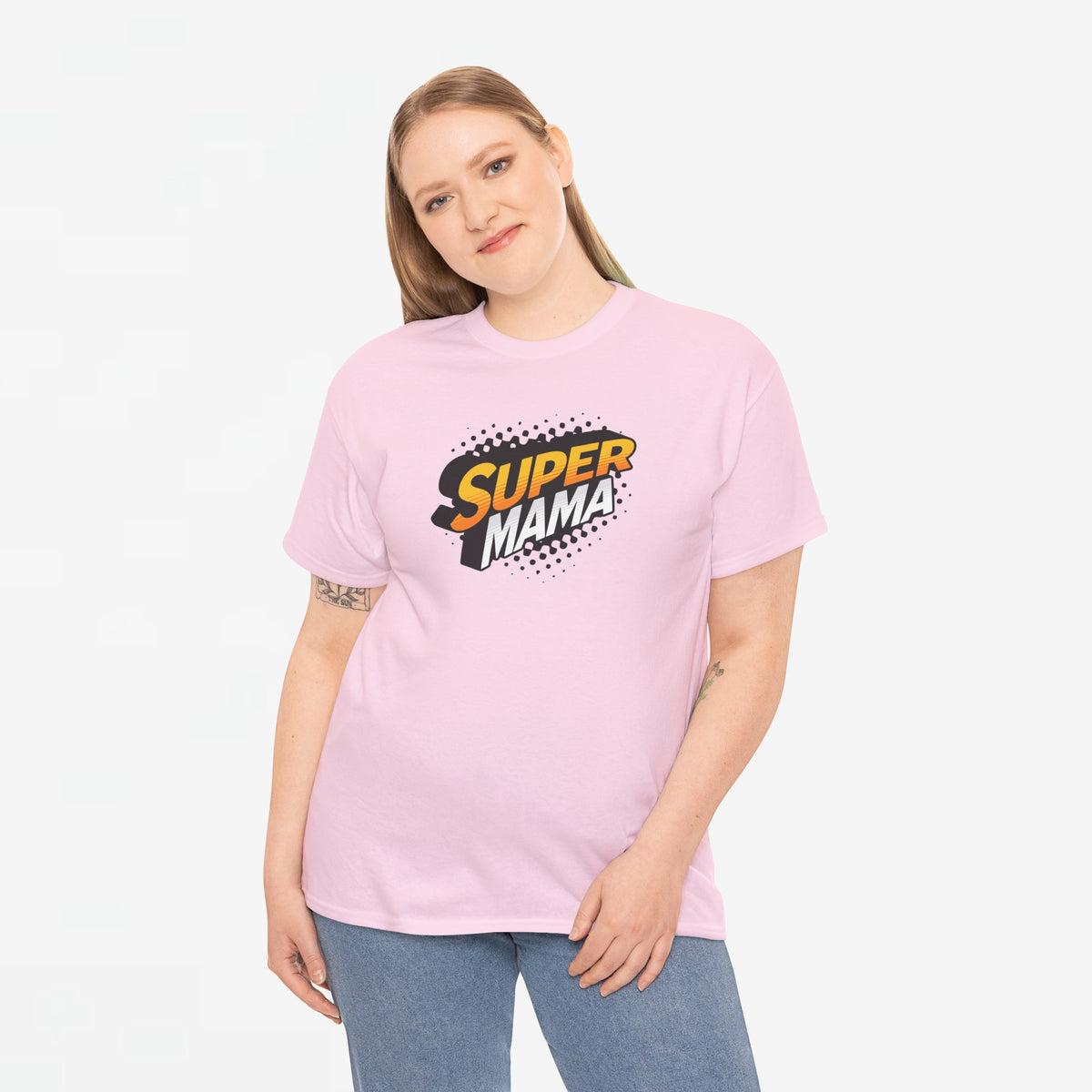 Roze T-shirt met borstprint "SUPER MAMA", gedragen door model.