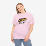 Roze T-shirt met borstprint "SUPER MAMA", gedragen door model.