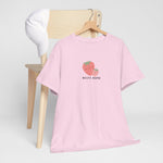 Roze T-shirt op houten hanger met aardbeienprint en tekst “BESTE MAMA”.
