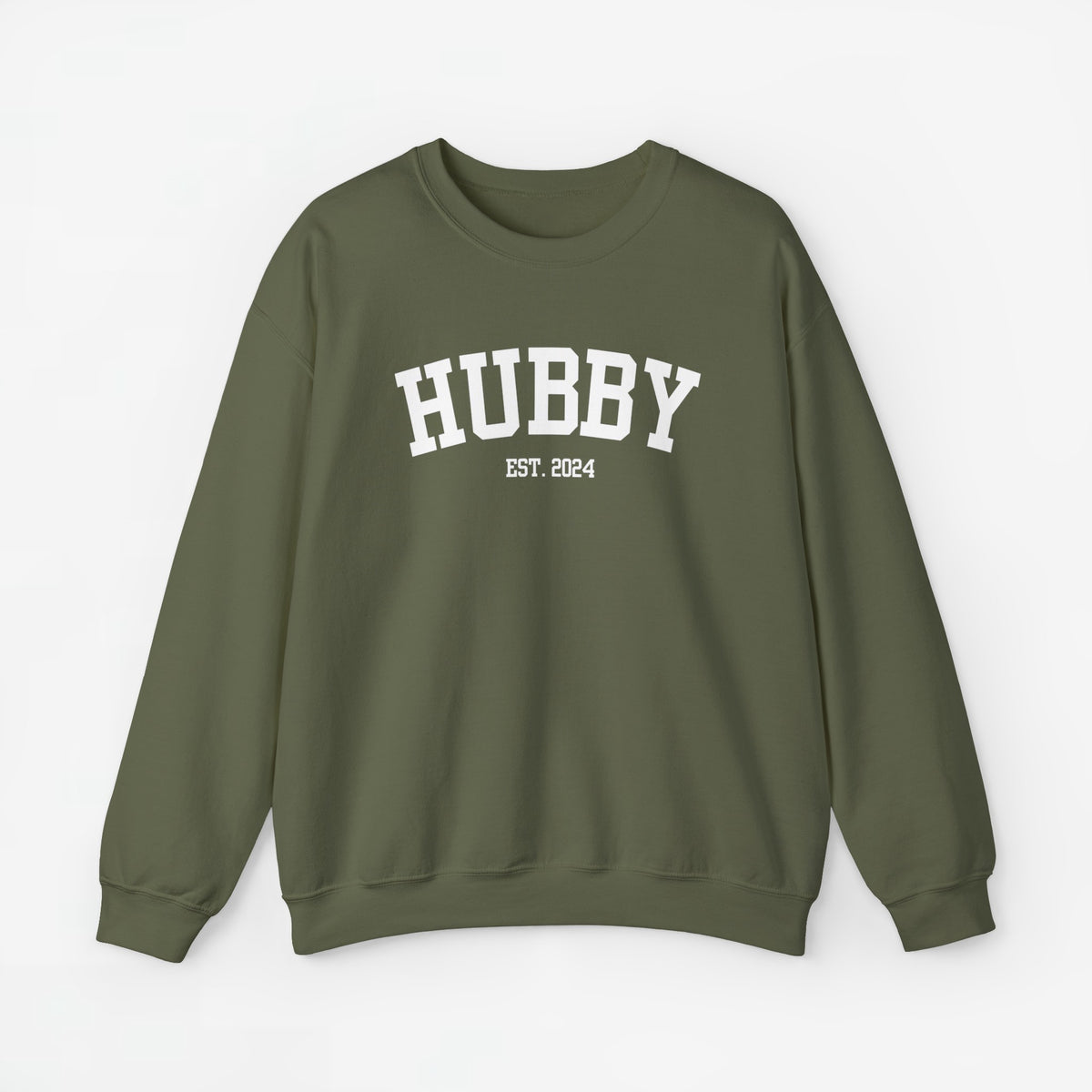 Donkergroene sweater met opdruk 'HUBBY' en 'EST. 2024'.
