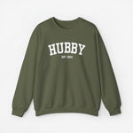 Donkergroene sweater met opdruk 'HUBBY' en 'EST. 2024'.