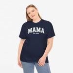 Donkerblauwe T-shirt met opdruk “MAMA” en “EST. 2024” op de borst