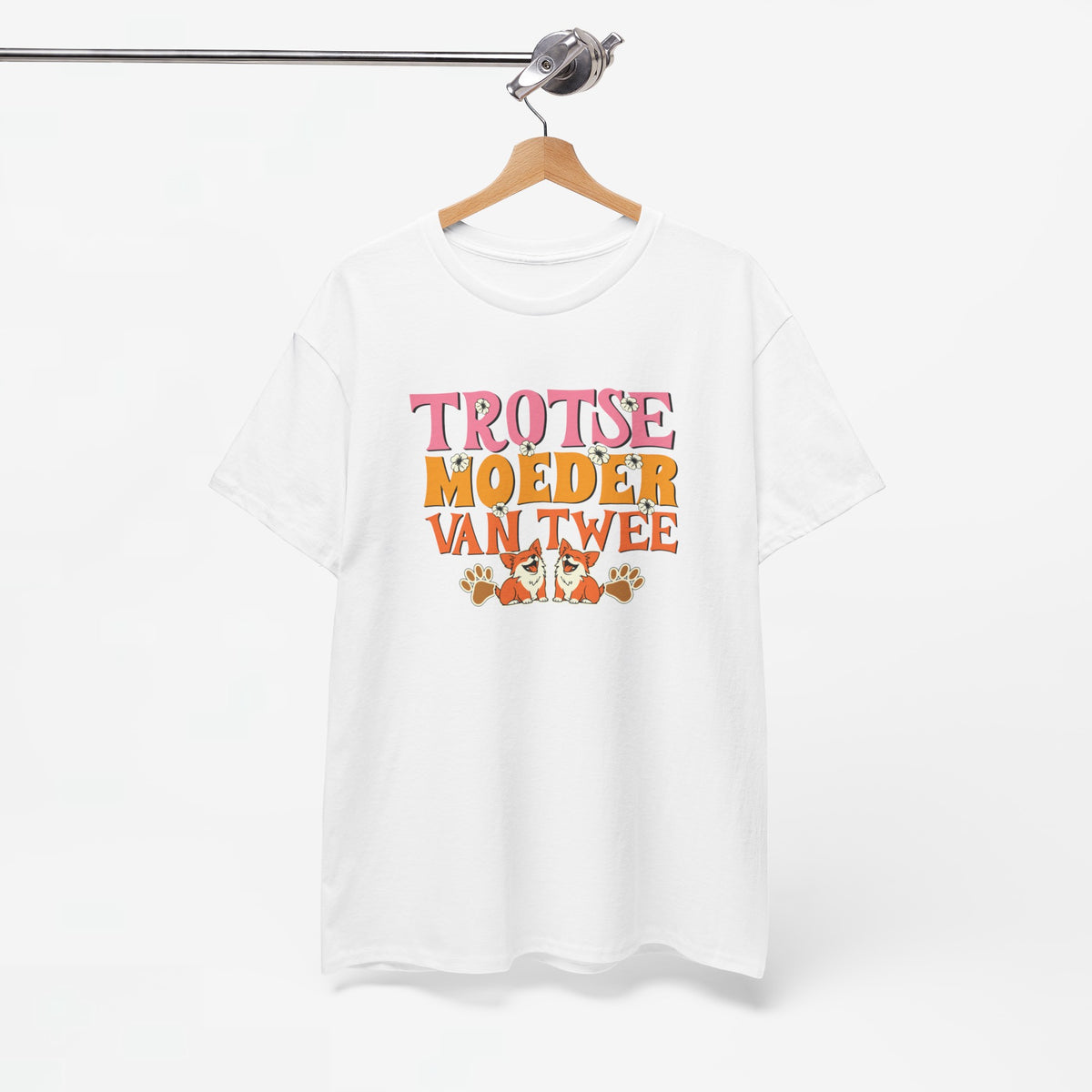 Oversized wit t-shirt op houten hangertje met kleurrijke tekst- en hondenprint