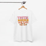 Oversized wit t-shirt op houten hangertje met kleurrijke tekst- en hondenprint