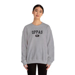 Grijze sweatshirt met “OPPAS NL” borstprint, ronde hals en lange mouwen