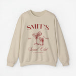 Beige sweater met ronde hals en rode opdruk met mokken en tekst "Social Club"