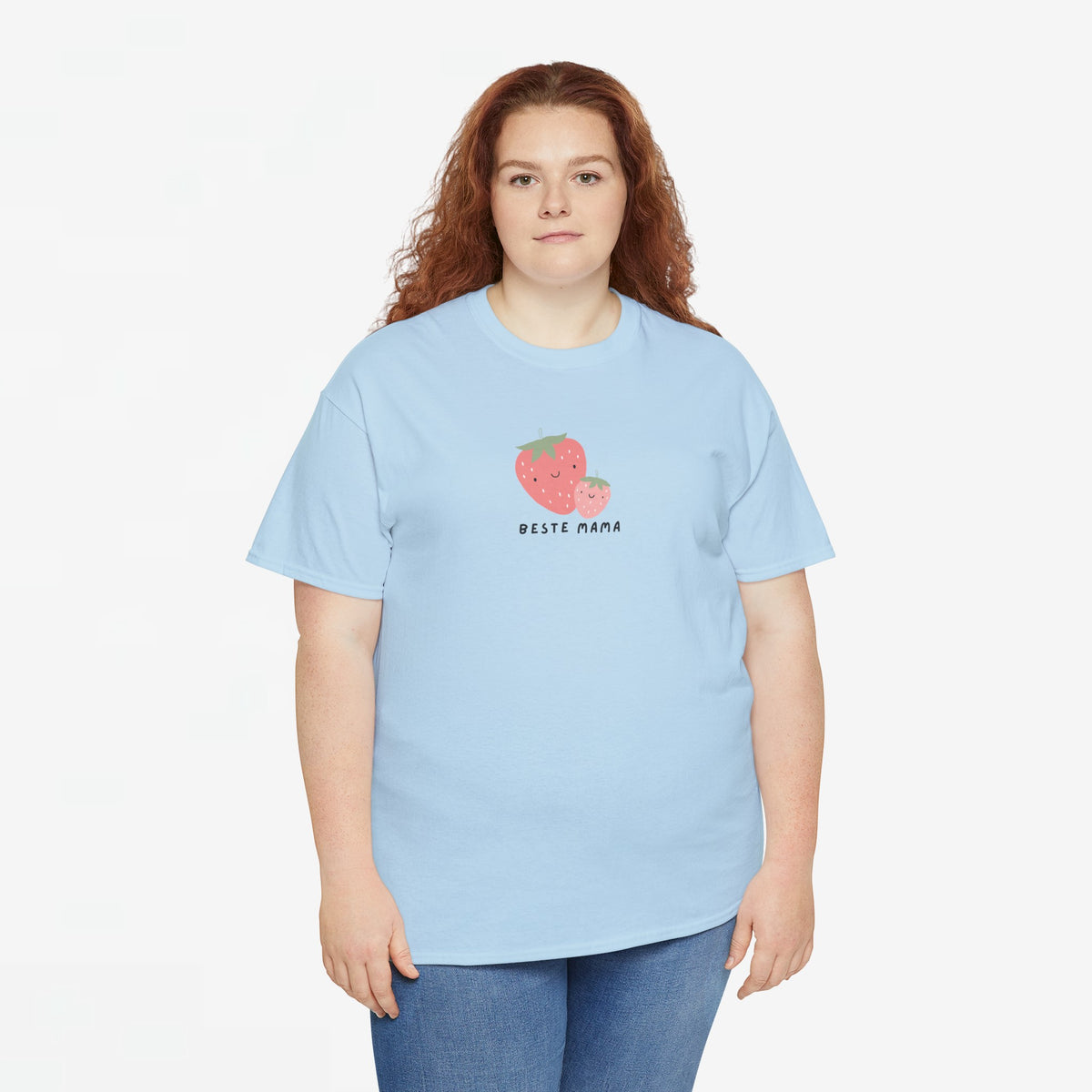Oversized lichtblauwe T-shirt met aardbeienprint en tekst 'Beste Mama'.