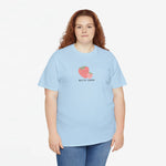 Oversized lichtblauwe T-shirt met aardbeienprint en tekst 'Beste Mama'.