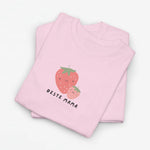 Roze oversized T-shirt met aardbeienprint en tekst “BESTE MAMA”.