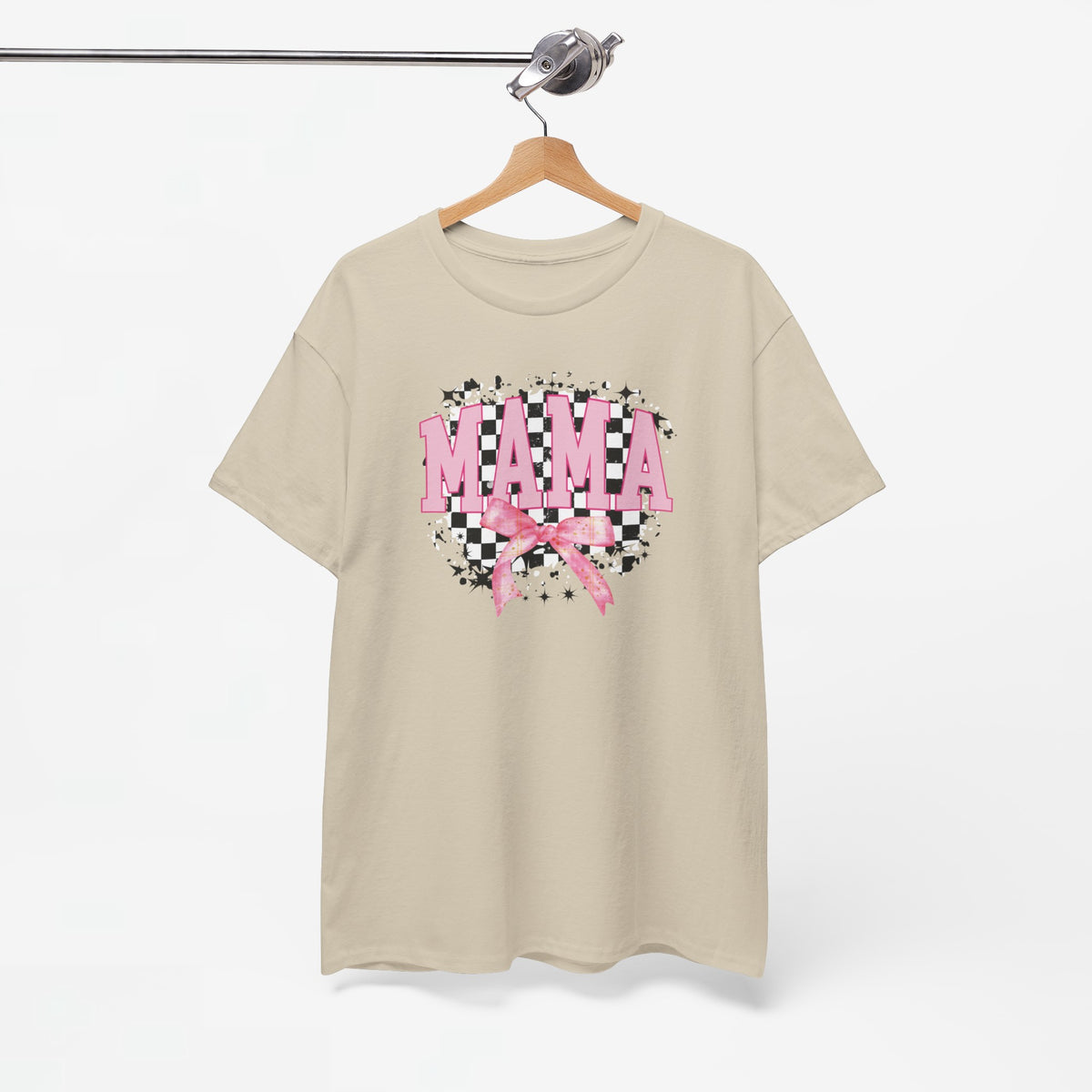 Sandkleurig T-shirt aan een hanger met “MAMA”-print en roze strik op de borst