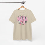 Sandkleurig T-shirt aan een hanger met “MAMA”-print en roze strik op de borst