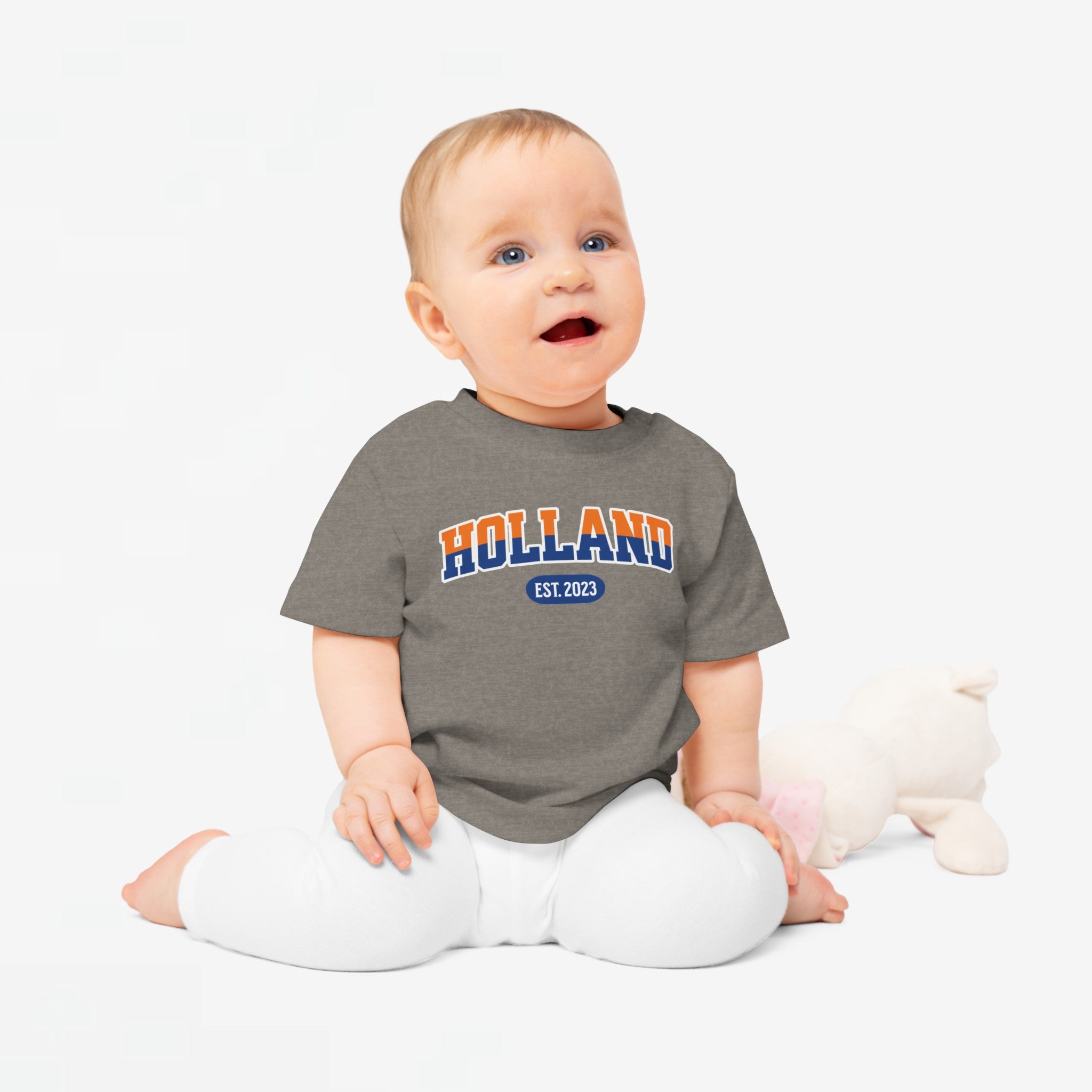 Baby T-shirt voor EK, WK en Koningsdag - Personaliseer met EST Jaar  - HOLLAND- oranje en blauwe tekst (Voorkant)