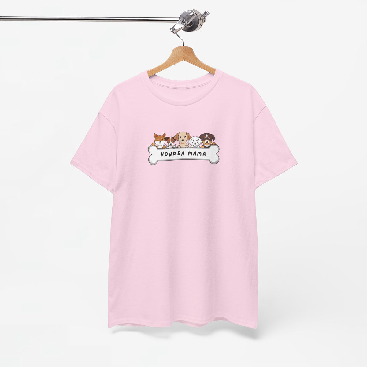 Roze T-shirt op hanger met ronde hals en borstprint 'Honden Mama' met hondenillustraties