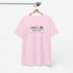 Roze T-shirt op hanger met ronde hals en borstprint 'Honden Mama' met hondenillustraties