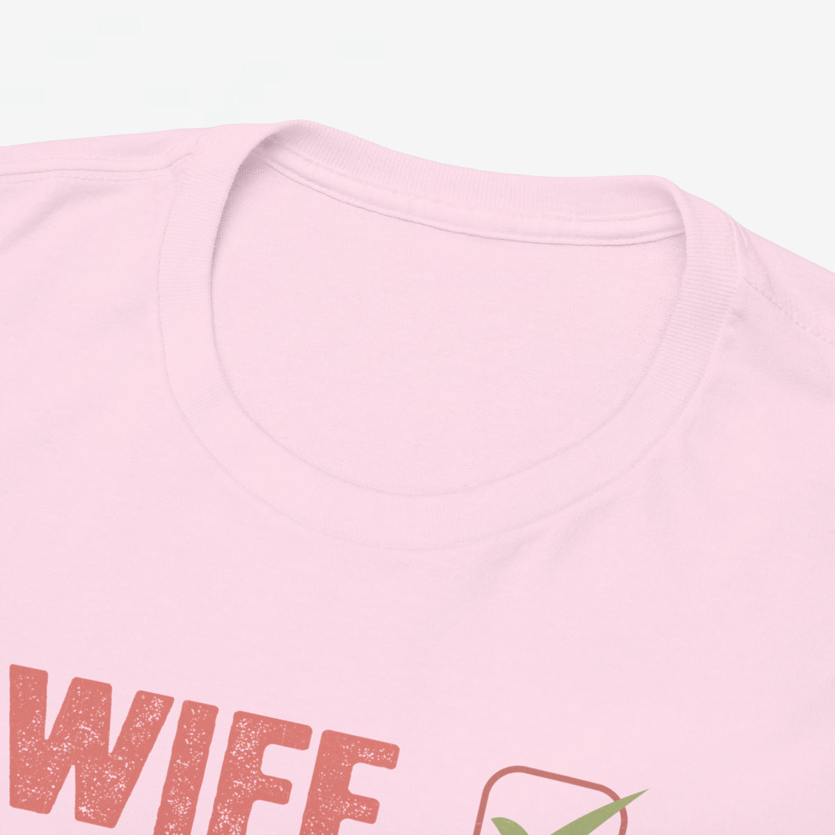 Roze t-shirt hals met deel van opdruk 'WIFE' en vinkje
