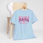 Lichtblauw oversized T-shirt met roze “MAMA”-print, hangt over een houten stoel