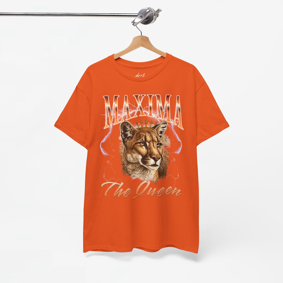 Oranje T-shirt met voorprint van leeuwenkop en decoratieve MAXIMA- en The Queen-tekst.