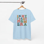 Lichtblauwe oversized T-shirt met ronde hals en gekleurde tekstprint, aan een kleerhanger