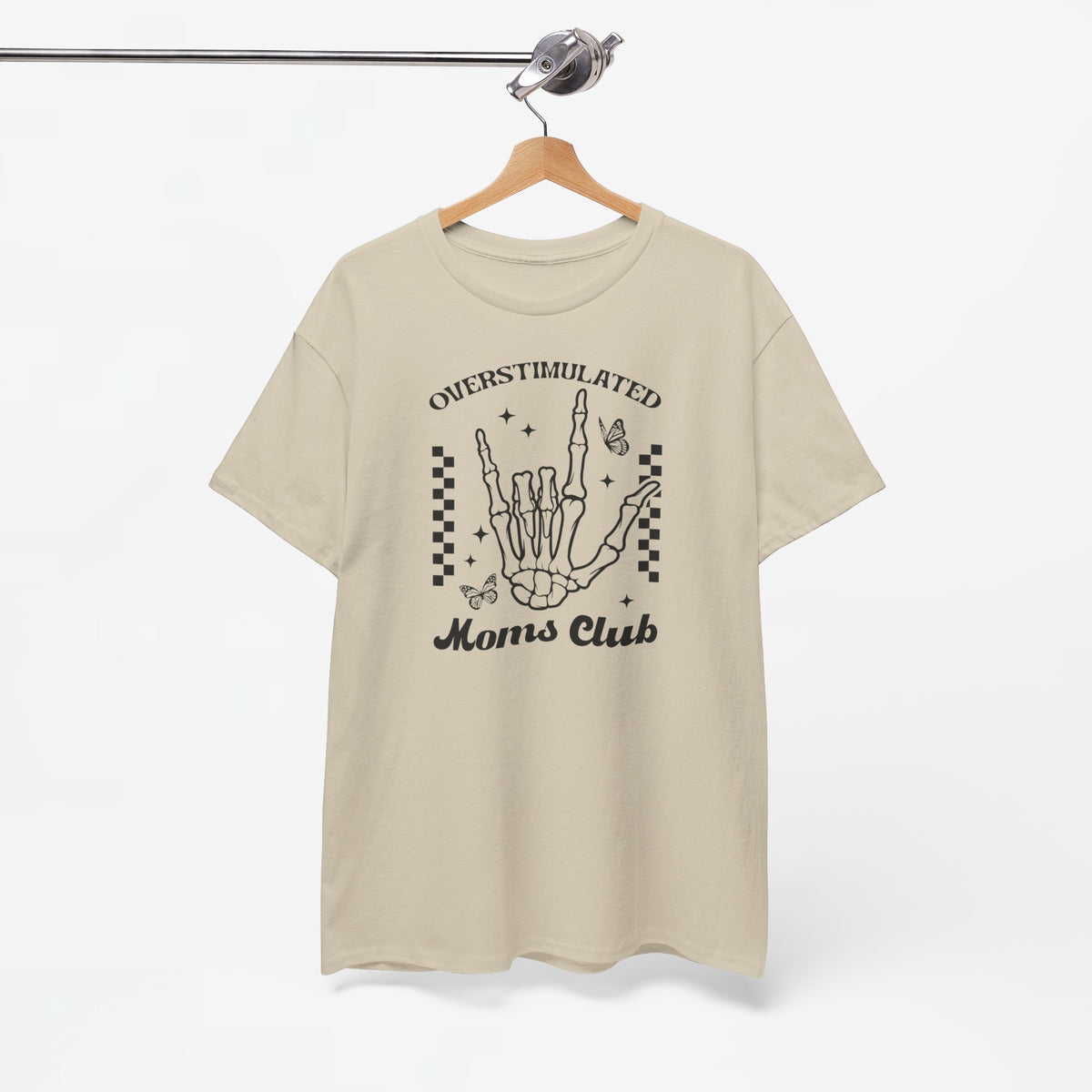 Oversized T-shirt zandkleurig op hangertje, met zwarte hand-illustratie en tekst