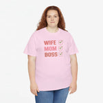 Roze oversized t-shirt met opdruk 'WIFE MOM BOSS' en vinkjes, vooraan gedragen