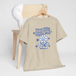Zandkleurig T-shirt op hanger met blauwe opdruk en ronde hals.