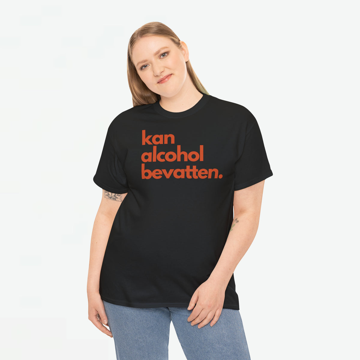 Zwart oversized T-shirt met oranje frontprint 'kan alcohol bevatten' op de borst.