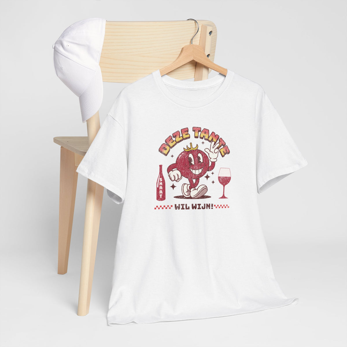 Witte T-shirt op houten stoel met rode cartoonprint en wijnglas, voorzijde