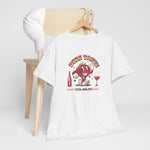 Witte T-shirt op houten stoel met rode cartoonprint en wijnglas, voorzijde