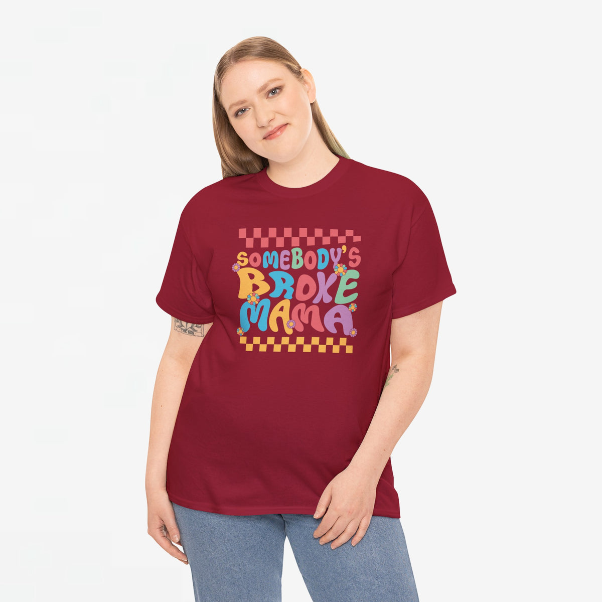 Dames T-shirt bordeauxrood met ronde hals en multikleur 'Somebody's Broke Mama' print