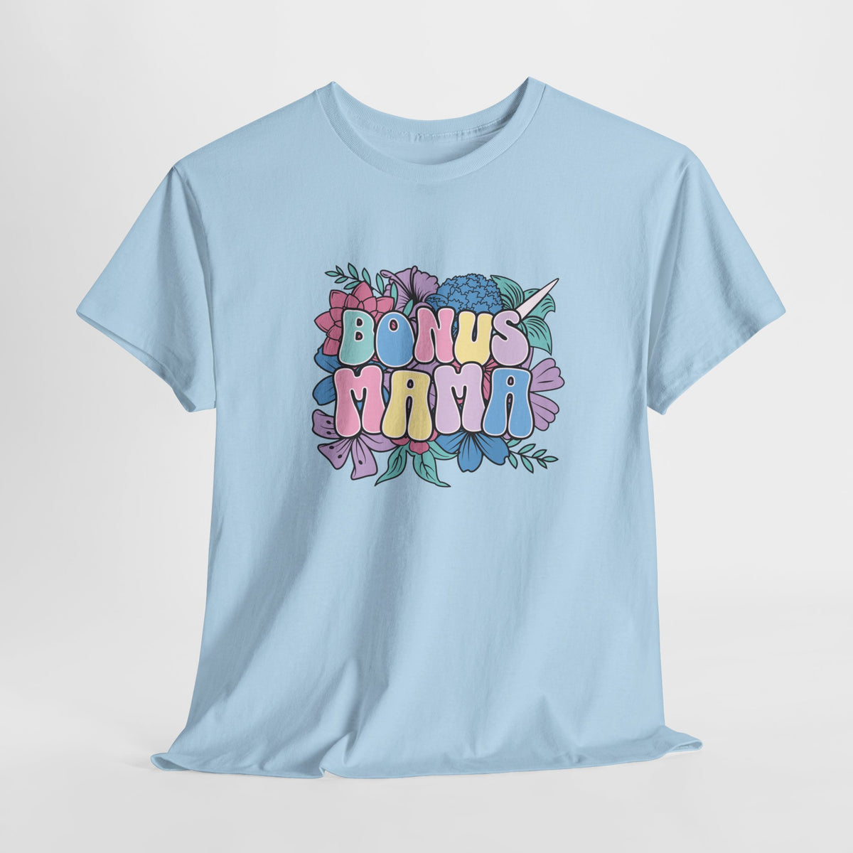 Lichtblauw T-shirt met “Bonus Mama” bloemenprint op de borst.