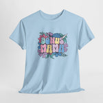 Lichtblauw T-shirt met “Bonus Mama” bloemenprint op de borst.