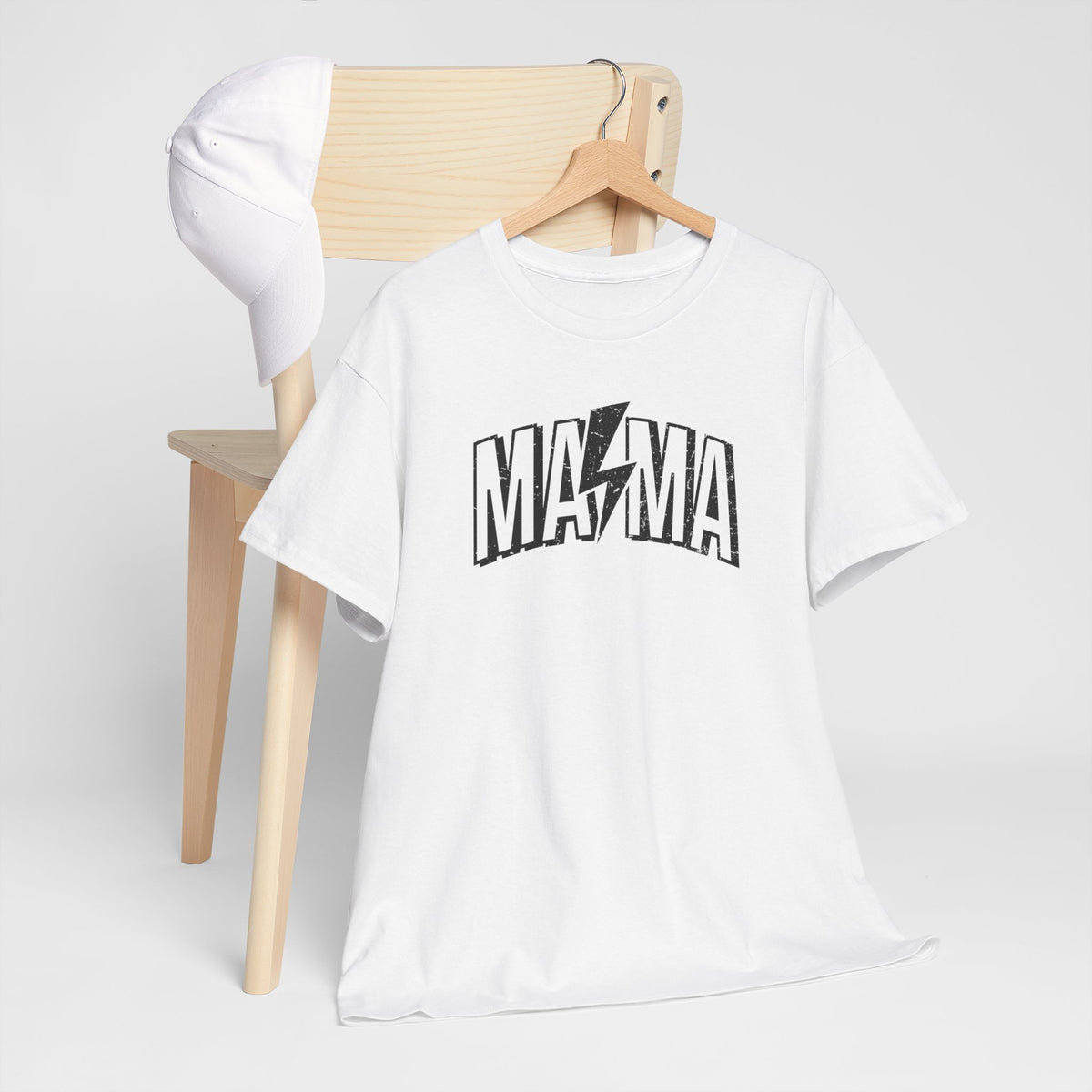 Wit T-shirt met MA$MA-print, aan houten hanger.