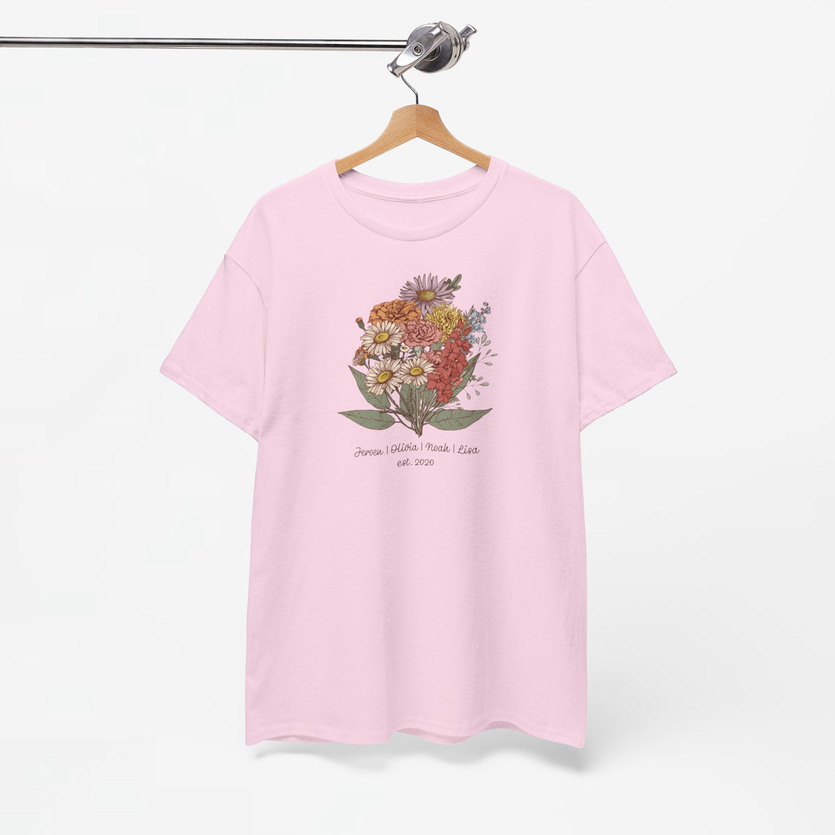 Roze T-shirt aan een hanger met bloemenboeketprint op de borst