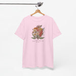 Roze T-shirt aan een hanger met bloemenboeketprint op de borst